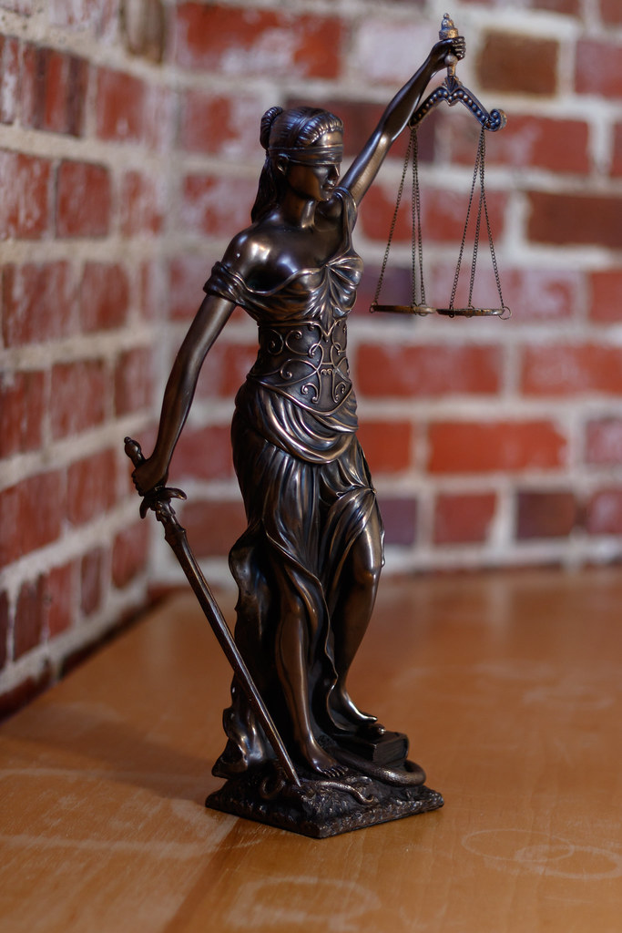 Estatua de la Justicia sosteniendo la balanza